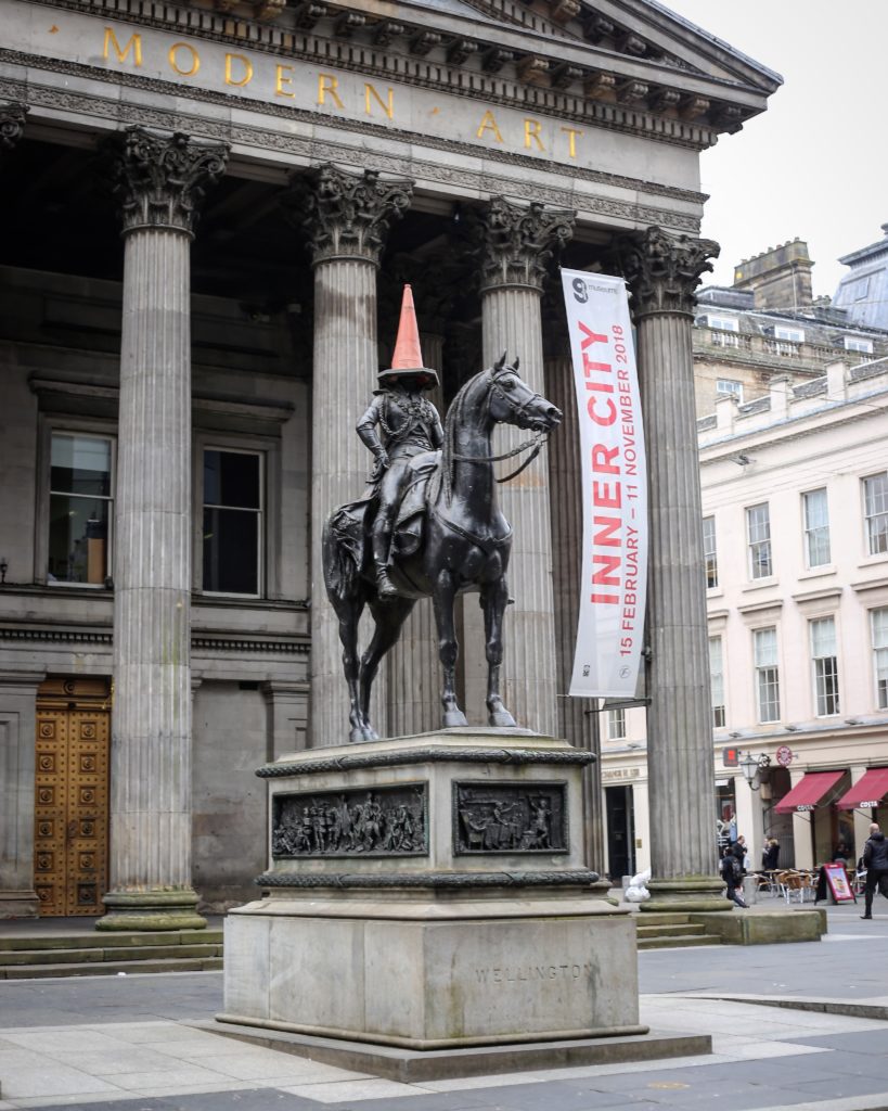 Imagen de la estatua del duque de Wellington con un cono como sombrero a la entrada de la GOMA (Gallery of Modern Art), en Glasgow (Escocia Reino Unido)