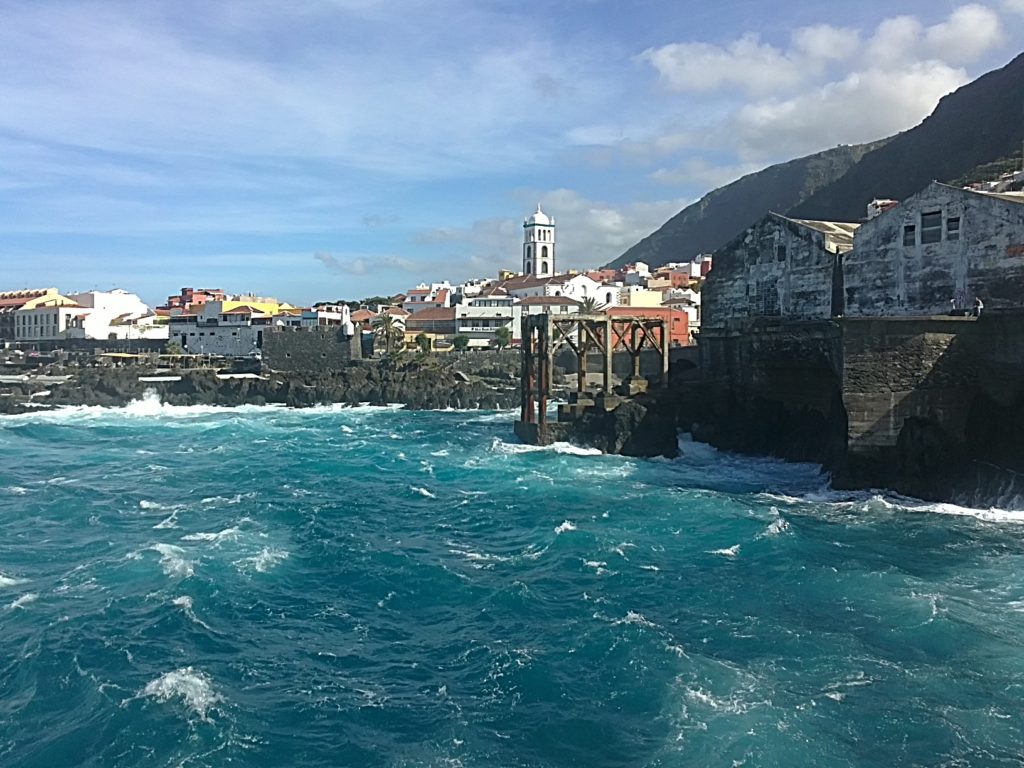 Vista de Garachico ante la fuerza del mar, en Tenerife (Islas Canarias, España)