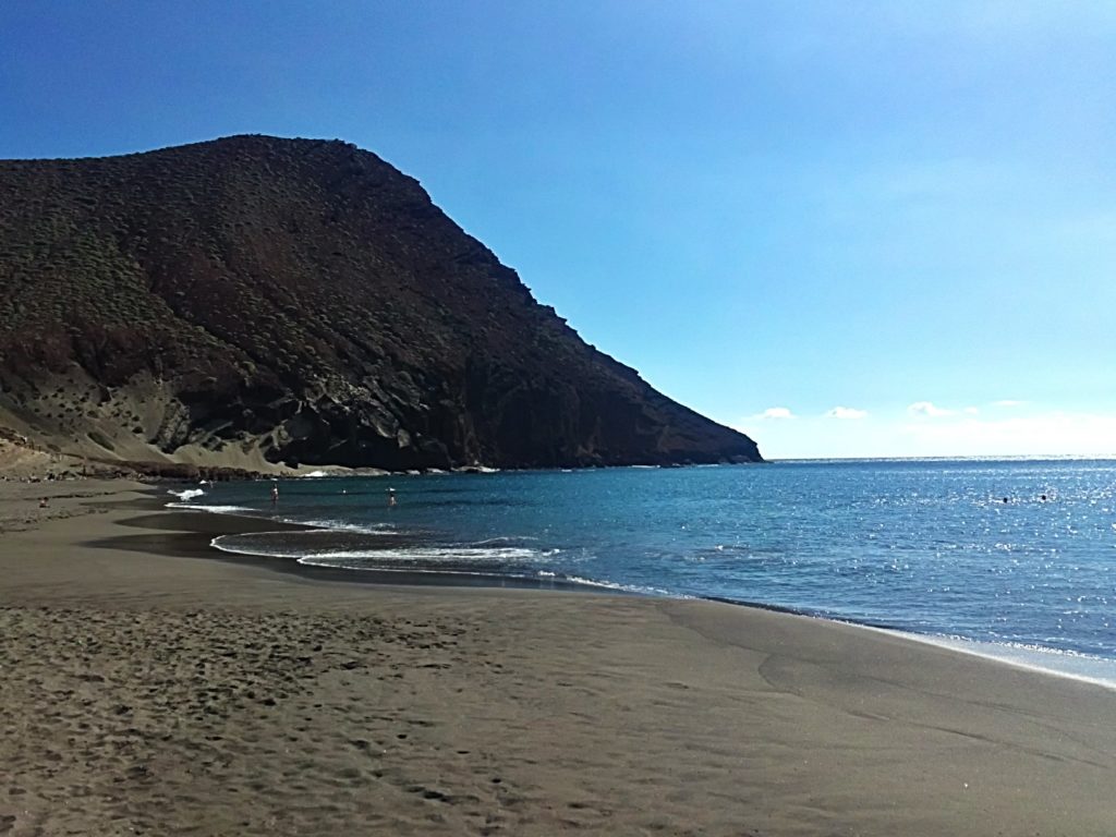 Imagen de la Montaña Roja de El Médano y la playa de La Tejita, en Tenerife (Islas Canarias, España)