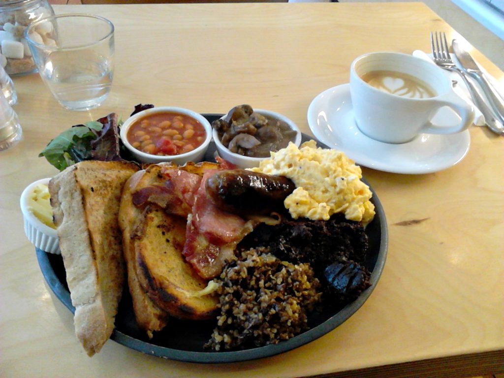 Imagen de un típico desayuno escocés con huevos revueltos, bacon, tostadas, black pudding... (Glasgow, Escocia, Reino Unido)