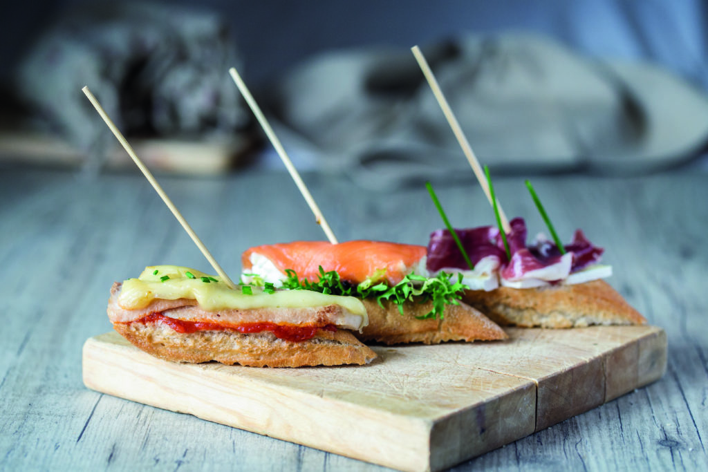 Tres pinchos de la franquicia Lizarran.