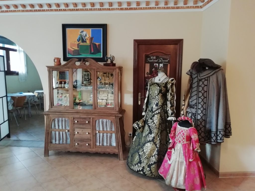 Vestimentas medievales en el Hotel Mayno (Pastrana, Guadalajara). Autor: H. G.