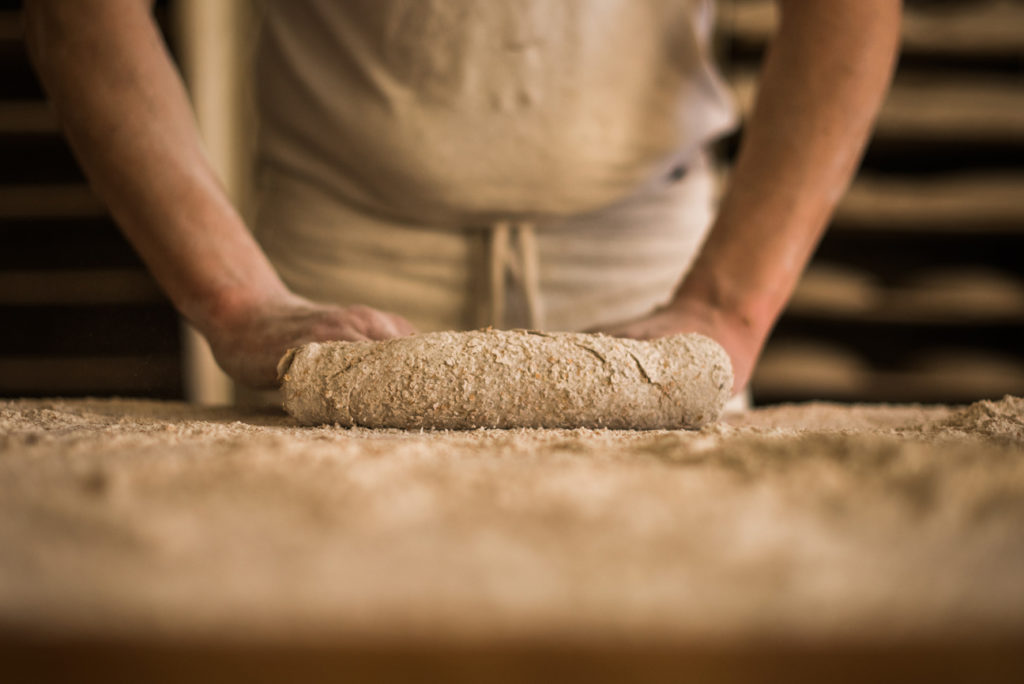 Elaboración de pan en el obrador de Levadura Madre