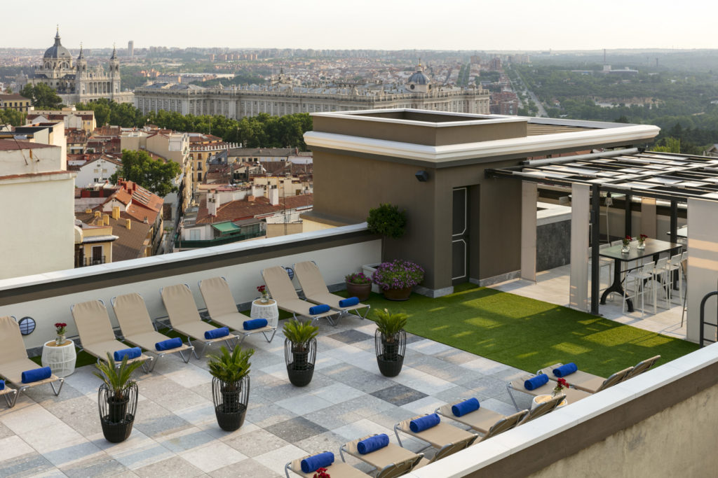 Clases de yoga en la terraza del hotel Emperador, Madrid. España