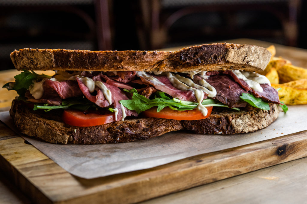 Sandwich de roast beef de Bendita Locura Coffee Dreams