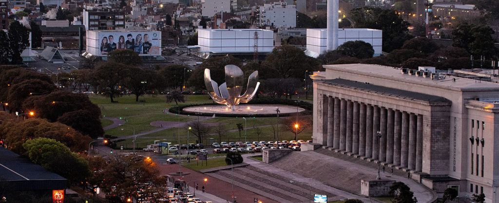 Imagen de la plaza de Naciones Unidas y la escultura Floralis Genérica. Autor: Turismo de Buenos Aires.