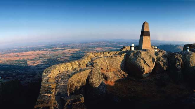 Imagen del Castillo y Muralla de Monsanto. Autor: Turismo de Portugal.