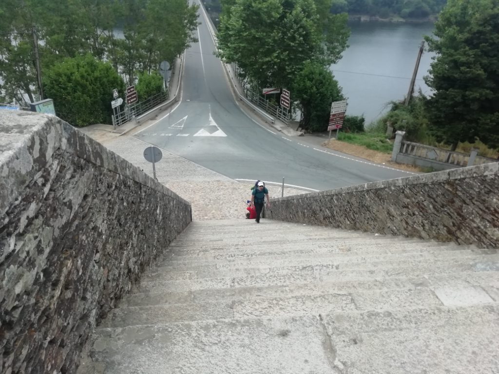 Peregrino recorriendo el Camino de Santiago en la localidad de Sarria