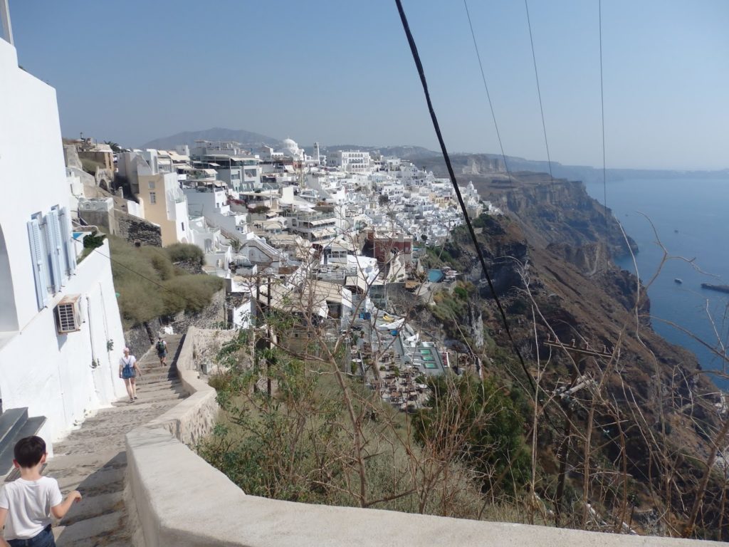 Descenso hacia el puerto viejo de Santorini (Grecia)