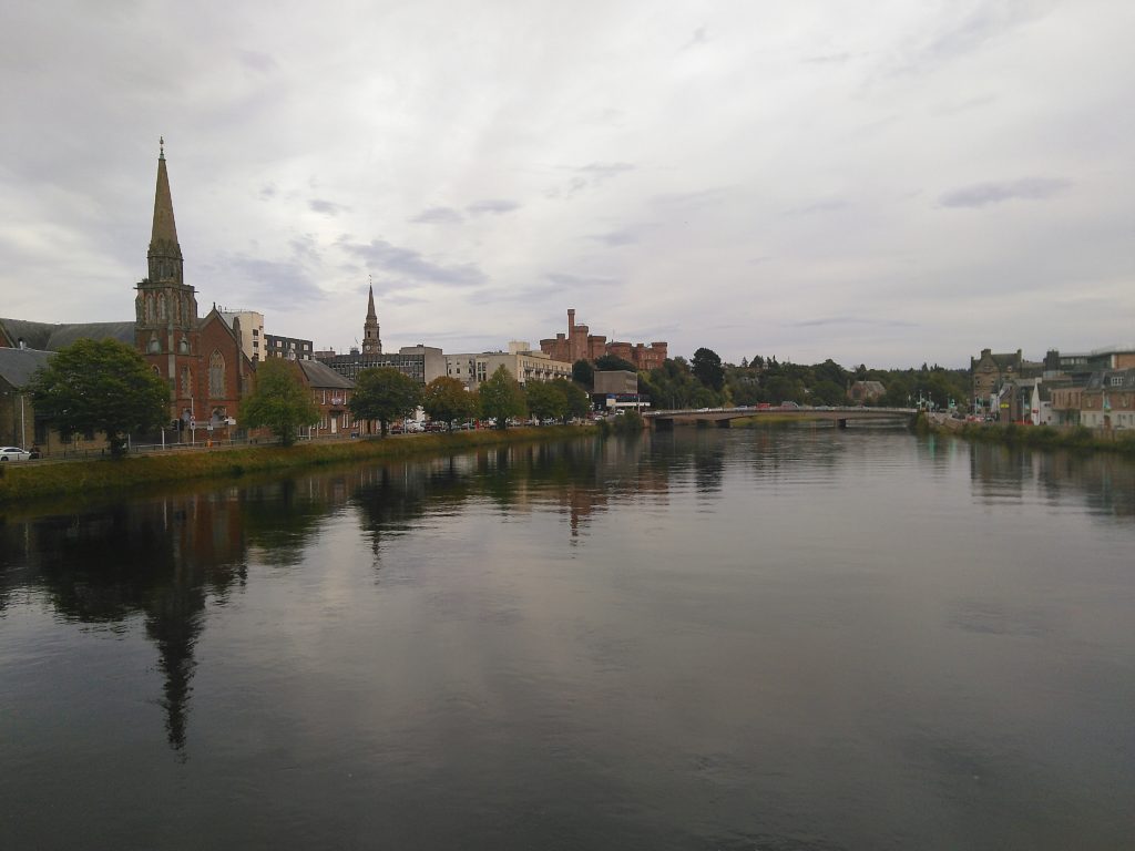Centro histórico de Inverness desde el río Ness