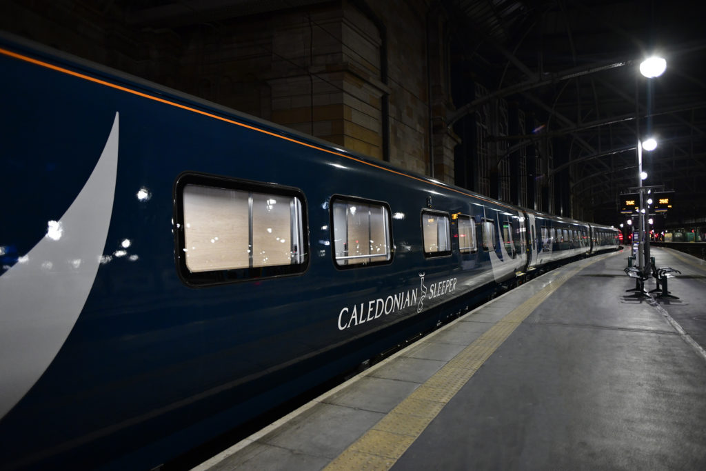 El tren Caledonian Sleeper entre Londres y las Highlands Escocia en la estación