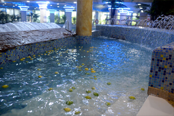 Baño con limones en el balneario Marina d'Or.