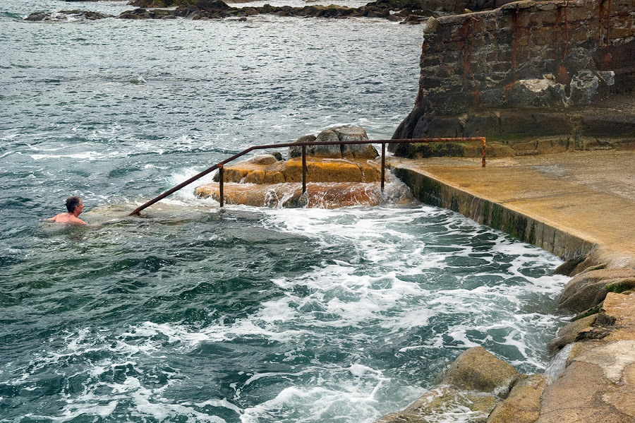 Un hombre se baña en aguas gélidas de Sandycove (Irlanda)