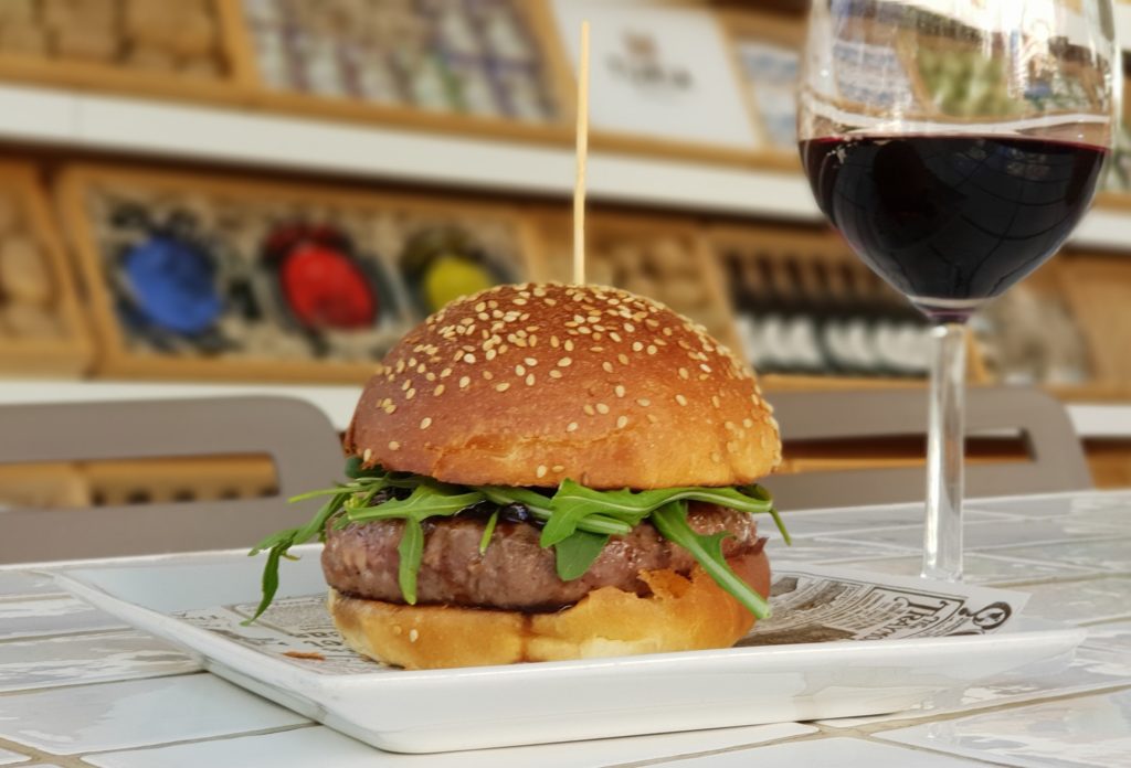 Hamburguesa y vino en Mi Cub