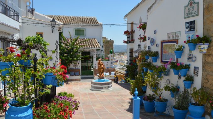 El pueblo de Iznájar celebra el Festival de los Balcones