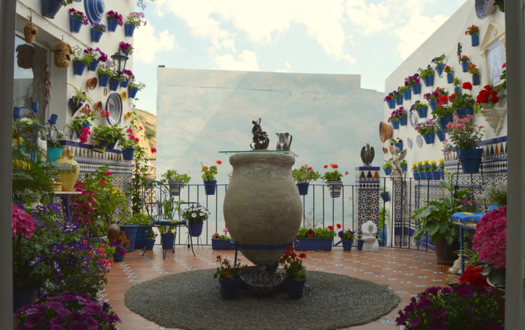 El pueblo de Iznájar celebra el Festival de los Balcones