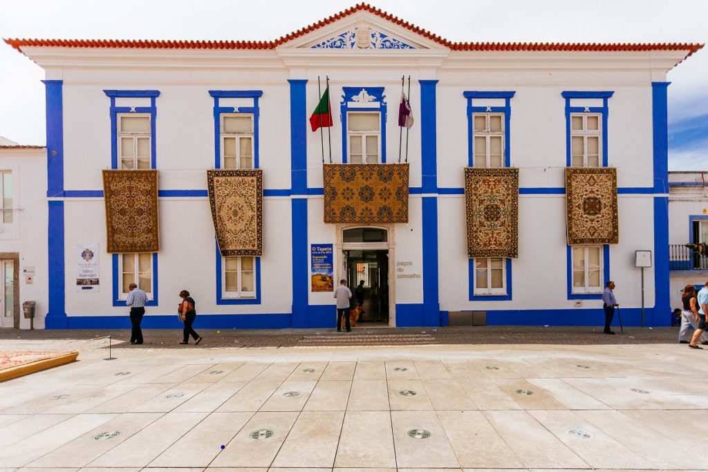 Ayuntamiento de Arraiolos y plaza Principal, Alentejo,