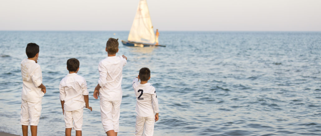 Niños en la playa del Biberón de Calafell (Tarragona).