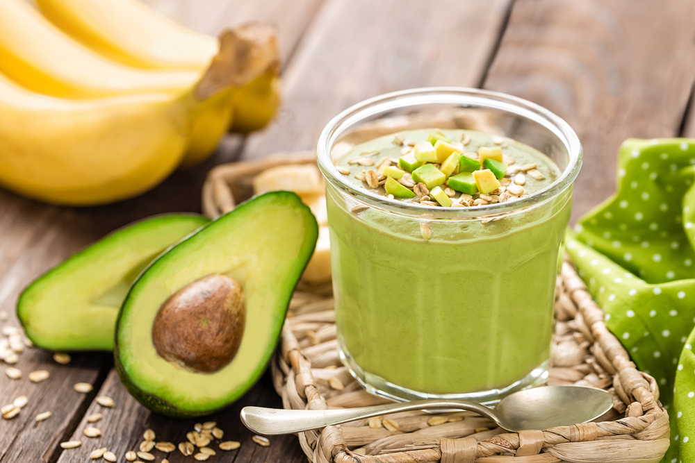 Smoothie de aguacate con leche de almendras y plátano