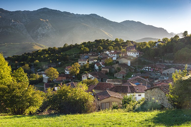 Vista de Asiegu (municipio de Asturias, en los Picos de Europa)