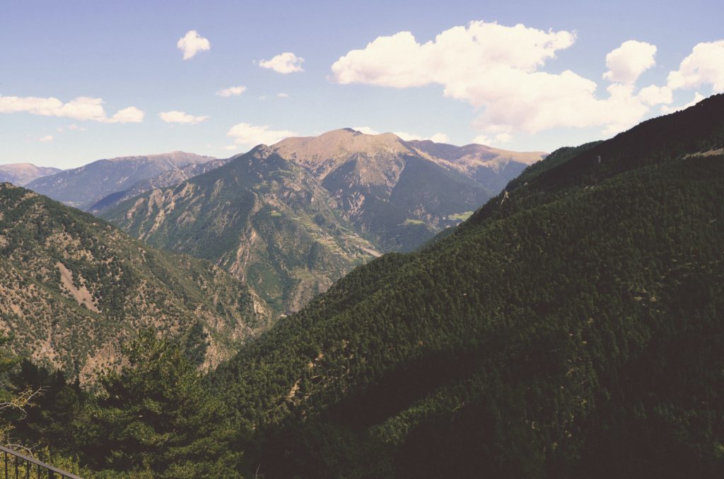 Vista de los Pirineos en Sant Julià de Lòria, Andorra