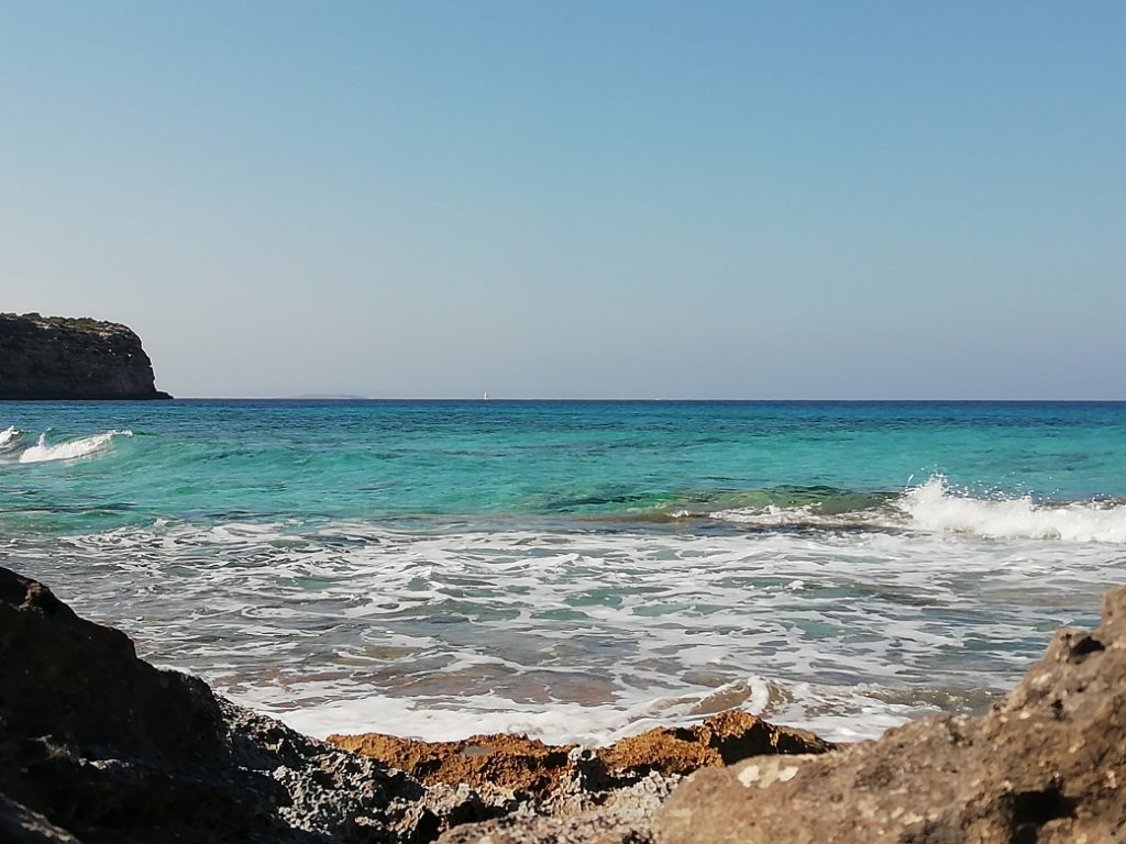 Vista del Mediterráneo desde la Cala En Baster, en Formentera (Islas Baleares).