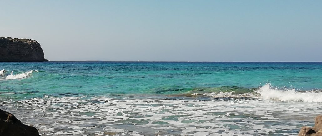 Vista del Mediterráneo desde la Cala En Baster, en Formentera (Islas Baleares).