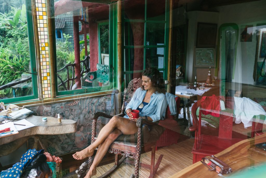 Una mujer en una casa alquilada