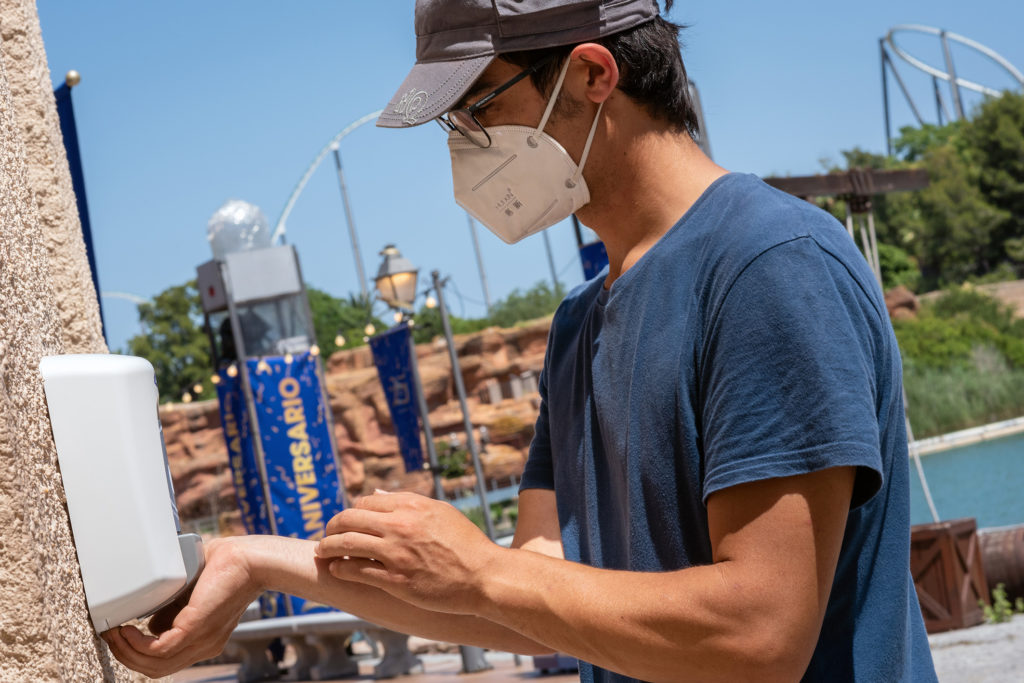 Limpieza de manos con hidrogel en Portaventura