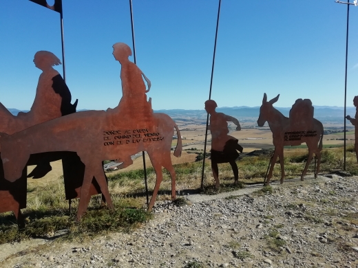 Las clásicas figuras en el Alto del Perdón (Navarra)