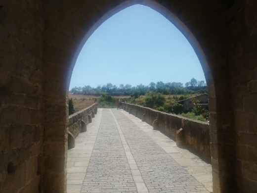 Vista del puente de Puente la Reina.