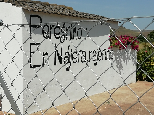 Mensaje de ánimo a peregrinos cerca de Nájera.