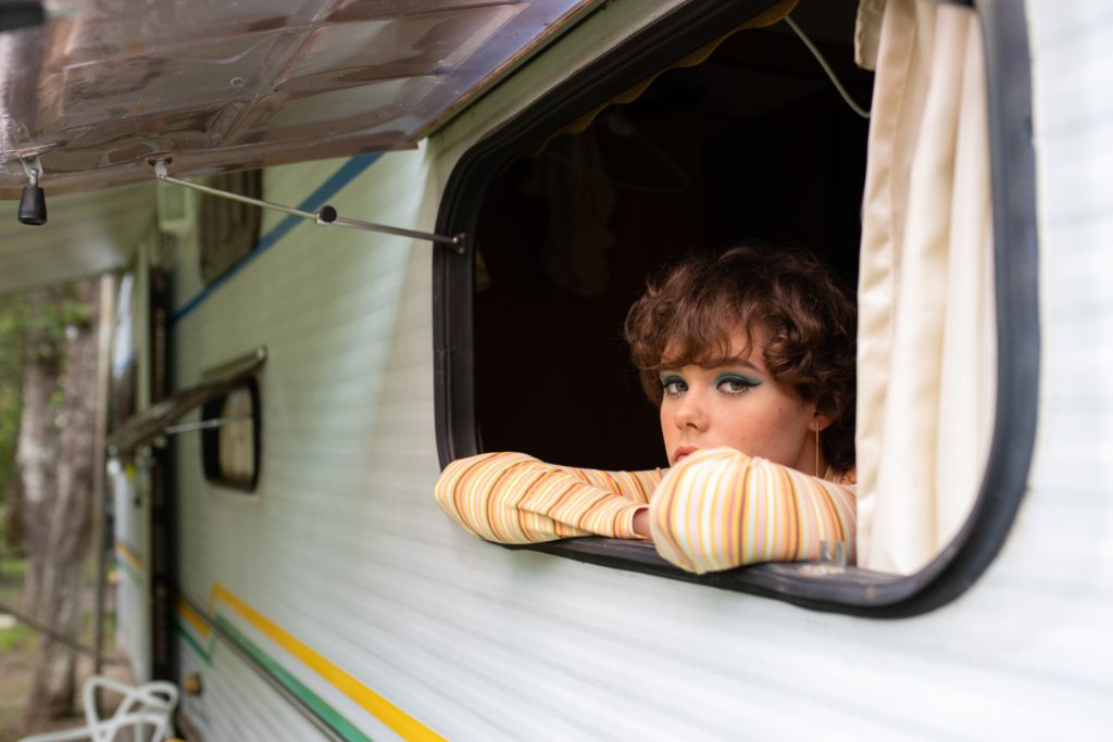 Una joven en una autocaravana