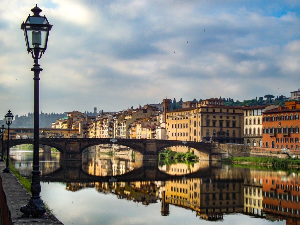 Puente sobre el río Arno (Florencia)