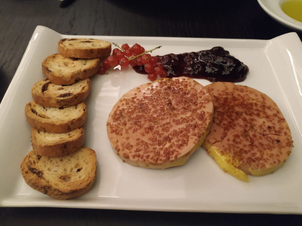 Foie con tostado de pasas, rosellas y mermelada de frutas del bosque