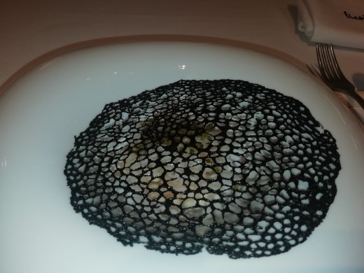 Restaurante Lienzo: calamar cubierto de mantilla de su tinta