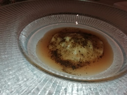 Raviolo relleno de conejo