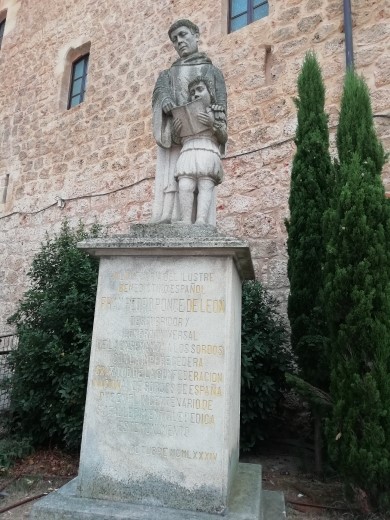 Estatua de Pedro Ponce de León, divulgador de lenguaje de sordos, en entrada monasterio de Oña (Burgos).