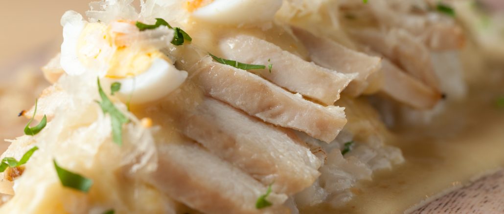 Ají de pollo con arroz cremoso de coco