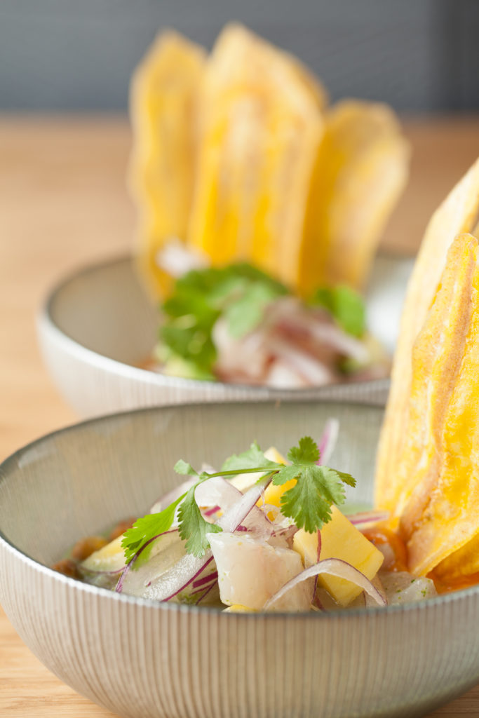 Ceviche verde con huacatay y mango