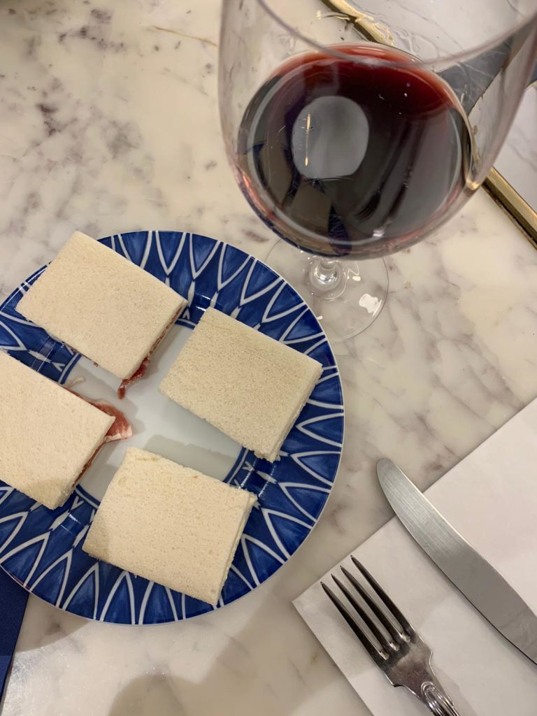Sandwiches y vino tinto en Café-Bistrot