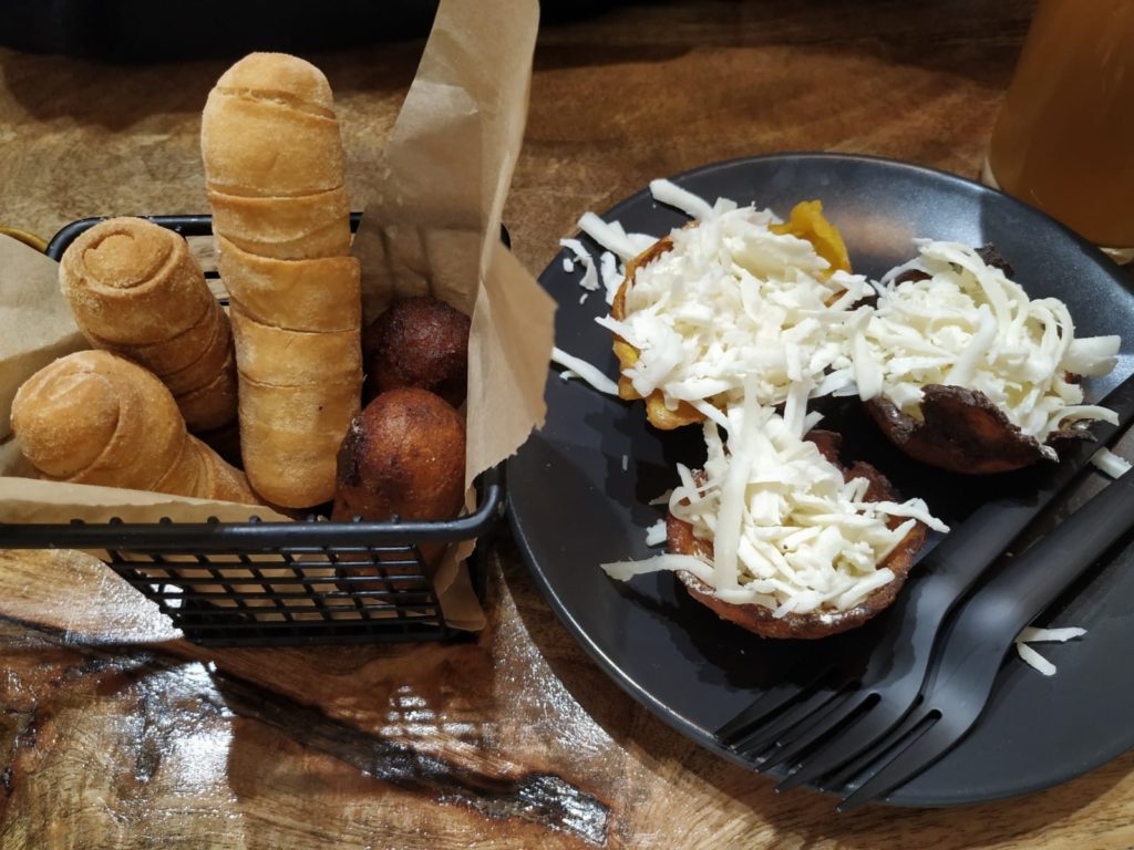 Tequeños y patacones con queso