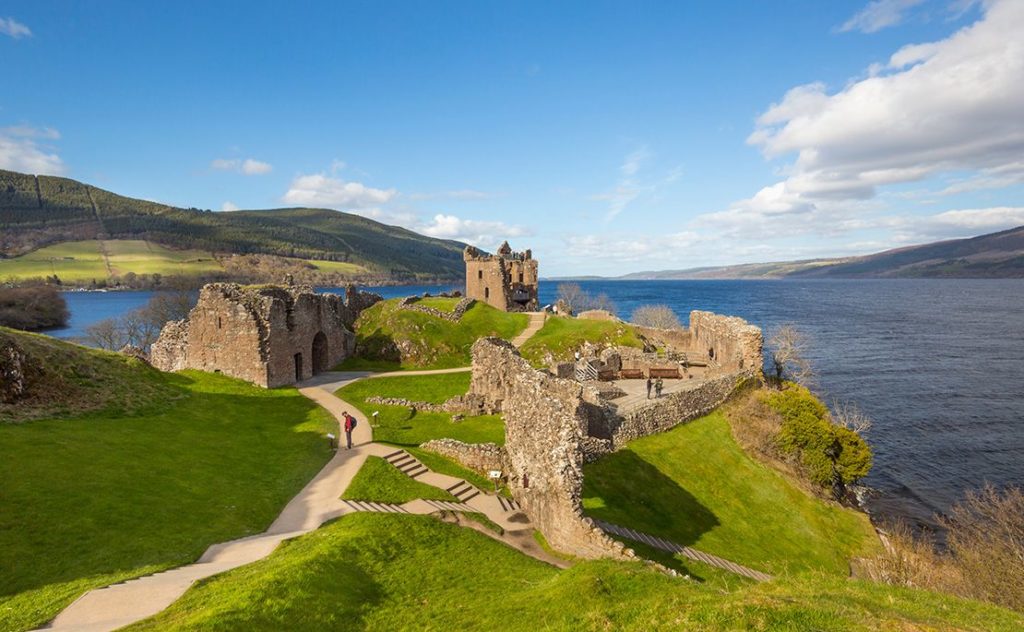 El Castillo de Urquhart, en ruinas aunque todavía imponente, se alza junto a la orilla del lago Ness