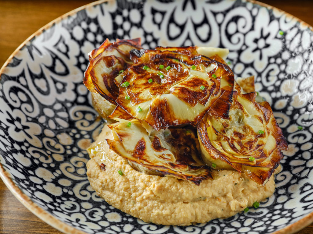 ALCACHOFAS CONFITADAS A LA BRASA CON HUMUS