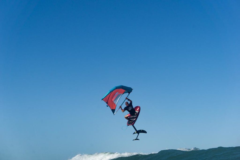 Piruetas de Wing Foil en el mar