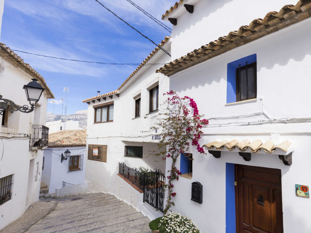 Una calle del centro de Altea (Alicante)