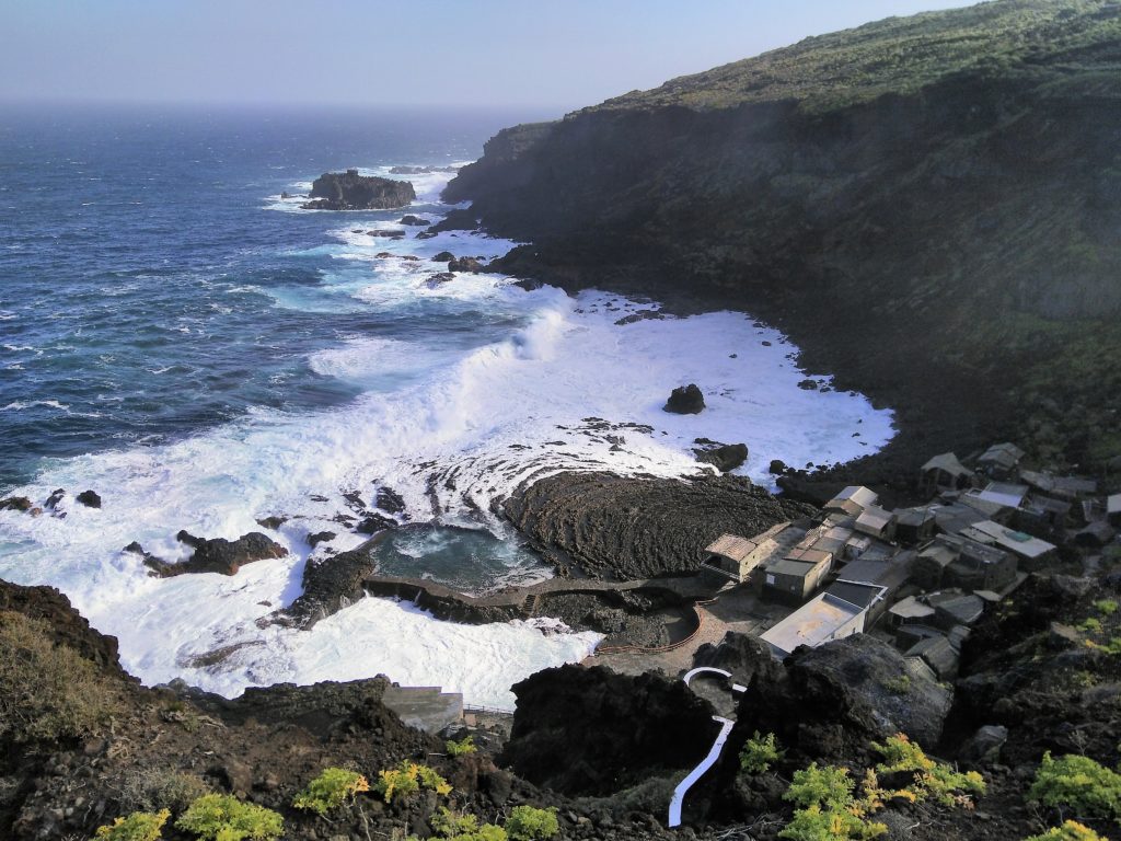 La bahía del Pozo de las Calcosas en un día de mar embravecido