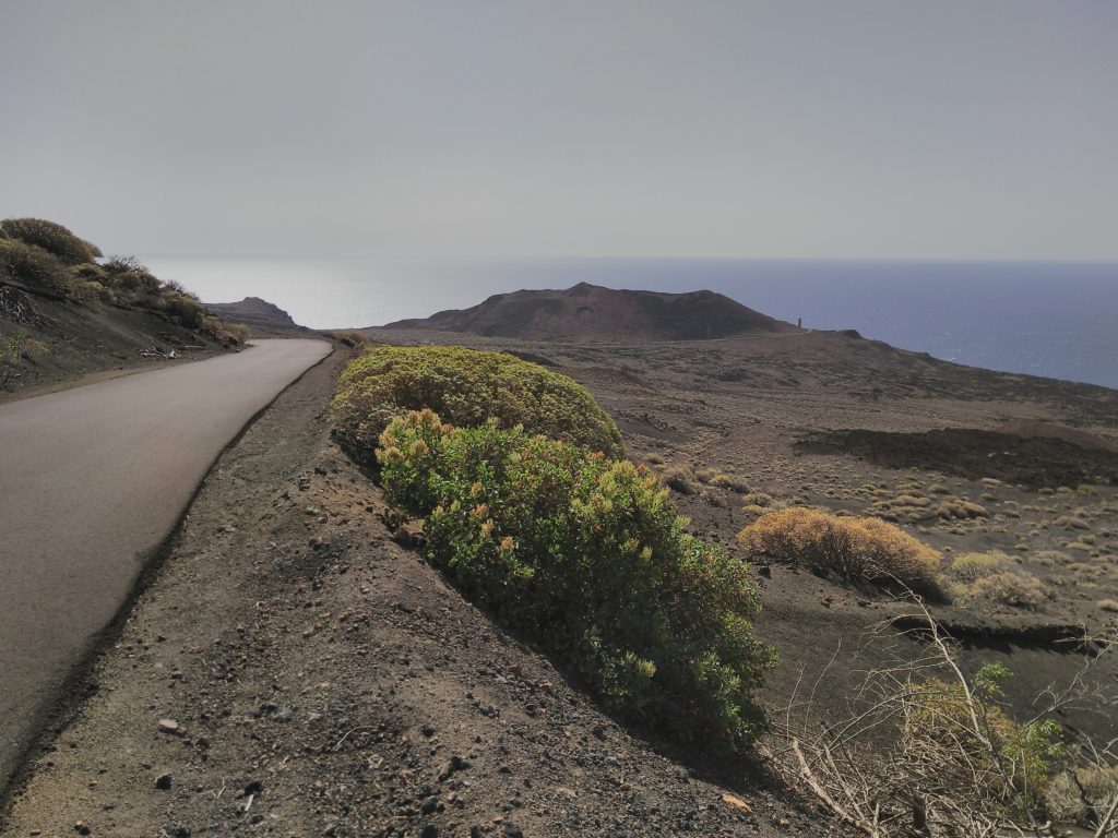 Carretera que conduce al faro de Orchilla, el punto más occidental de España.