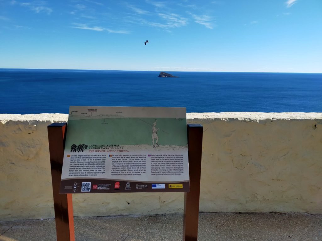 Mirador de Benidorm y al fondo la isla de los Periodistas