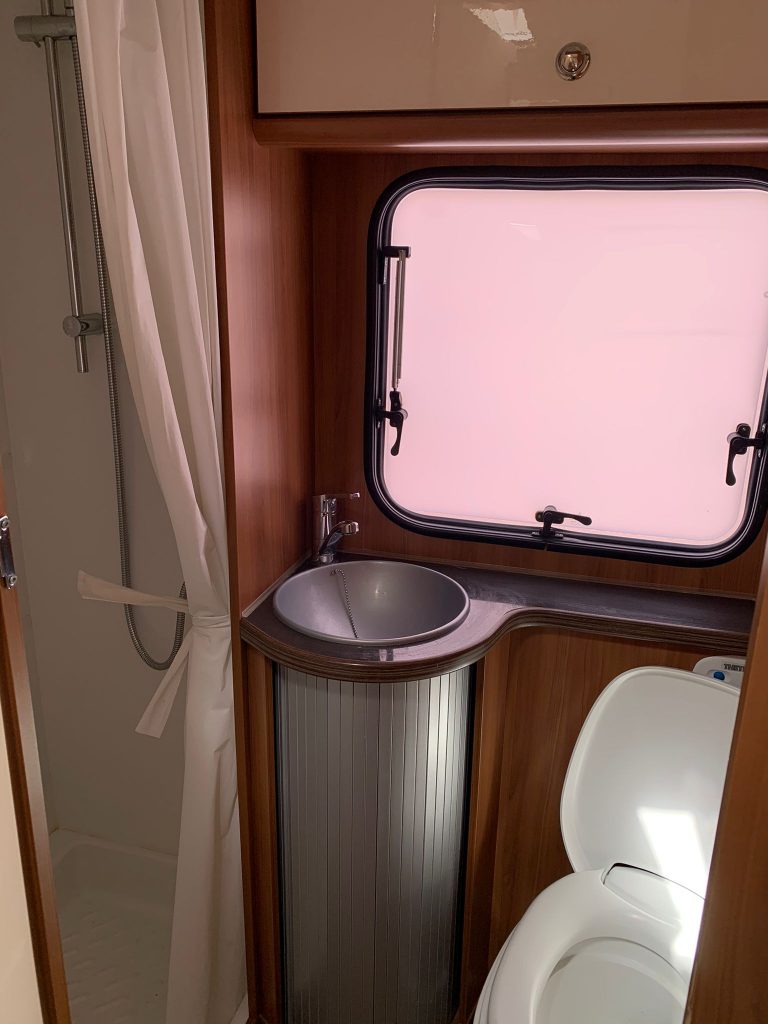 Baño y ducha de una autocaravana